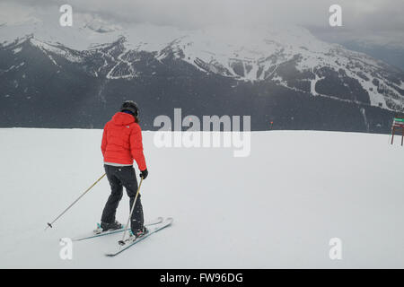 Frau Skifahren auf Schnee bedeckt Landschaft, Whistler, Britisch-Kolumbien, Kanada Stockfoto
