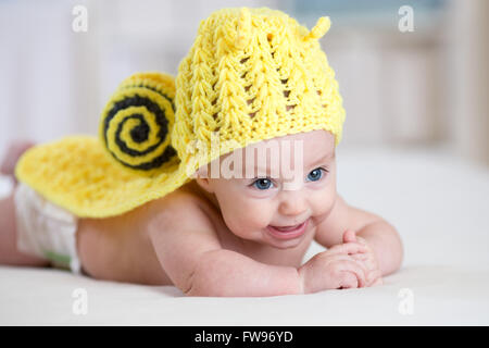 Baby Kind in lustige Schnecke Kostüm Stockfoto