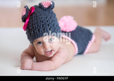 glückliches Baby Kind in ein Kaninchen Hase Kostüm Stockfoto