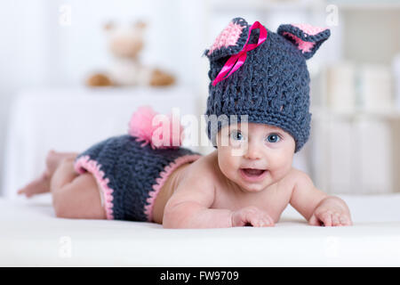 glückliches Baby Kind in ein Kaninchen Hase Kostüm Stockfoto