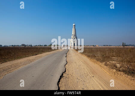 Der Weg zum Baba Banda Singh Bahadur Denkmal und Gärten in der Nähe von Chandigarh im indischen Bundesstaat Punjab. Stockfoto