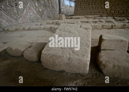 Huaca De La Luna ("Tempel/Schrein des Mondes") ist eine große Adobe Ziegel Bauwerk vor allem durch die Moche Leute des nördlichen pro Stockfoto