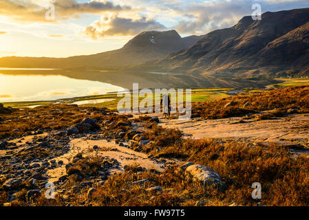 Mountainbiker absteigend in Richtung Loch Torridon Highland Schottland mit den unteren Hängen des Gipfelns auf R und Beinn Alligin hinter Stockfoto