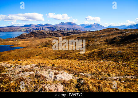 Blick über Loch Torridon mit Beinn Alligin und Gipfelns in der Mitte mit Beinn Eighe im Abstand zwischen Ihnen Stockfoto