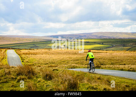 Radfahrer auf dem Lythe fiel Weg zwischen Bentham und Slaidburn Lancashire. Bestandteil der Lancashire-Radweg die Straße klettert bis 427m Stockfoto