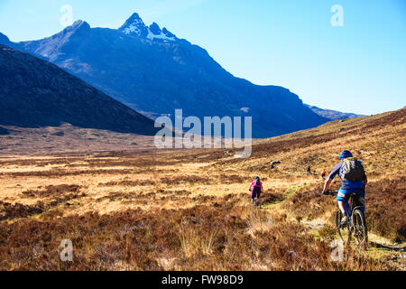 Mountainbiker auf dem Trail von Camasunary nach Sligachan Isle Of Skye Schottland mit Sgurr Nan Gillean hinter Stockfoto