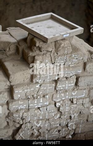 Huaca De La Luna ("Tempel/Schrein des Mondes") ist eine große Adobe Ziegel Bauwerk vor allem durch die Moche Leute des nördlichen pro Stockfoto