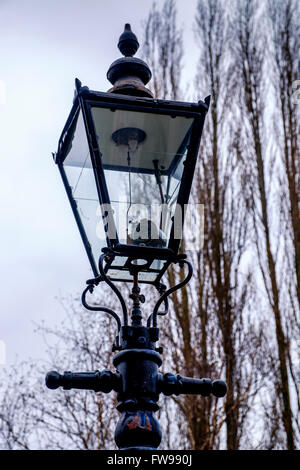 Ein Gusseisen-Straßenlaterne mit einer Gas-Laterne in Nottingham Parkgrundstück. Stockfoto