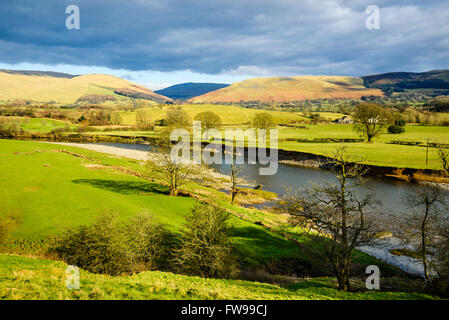 Blick über den Fluss Lune am Mansergh in der Nähe von Kirkby Lonsdale Cumbria. Die schattige Kluft in den Bergen ist Barbondale. Stockfoto