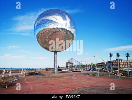 Blackpools Glitter Ball, mit dem Big One (Blackpool Pleasure Beach) in der Ferne Stockfoto