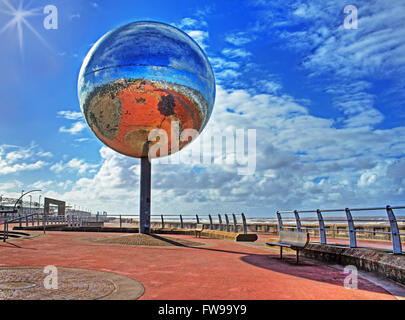 Reflexionen von Blackpool. Die Glitzer-Kugel auf Blackpool South Shore Stockfoto