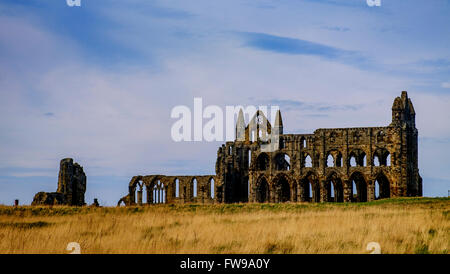 Whitby Abbey - eine zerstörte Benediktiner-Abtei mit Blick auf die Nordsee am East Cliff über Whitby in North Yorkshire, England. Stockfoto