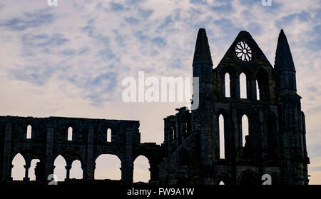 Whitby Abbey - eine zerstörte Benediktiner-Abtei mit Blick auf die Nordsee am East Cliff über Whitby in North Yorkshire, England. Stockfoto