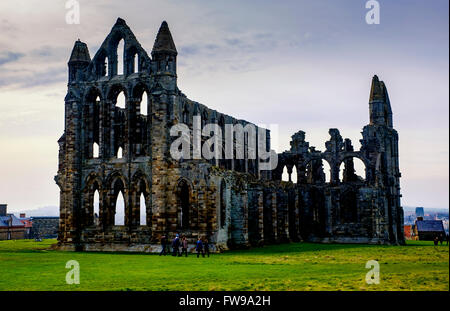 Whitby Abbey - eine zerstörte Benediktiner-Abtei mit Blick auf die Nordsee am East Cliff über Whitby in North Yorkshire, England. Stockfoto