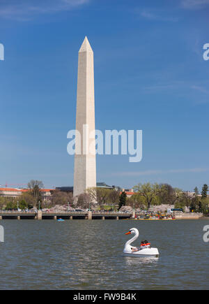 WASHINGTON, DC, USA - Menschen in Schwan Tretboot am Tidal Basin mit Washington Monument. Stockfoto