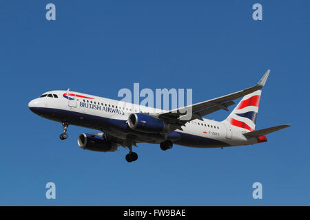 BRITISH AIRWAYS, Airbus A320, G-EUYO, Flug BA814 von London Heathrow im Endanflug nach Flughafen Kastrup, Kopenhagen, Kopenhagen. Stockfoto