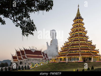 Beleuchteten Wat Huay Pla Kang-Tempel in der Abenddämmerung mit gigantischen Guan Yin Statue, Kuan Yin, Provinz Chiang Rai, Nordthailand Stockfoto