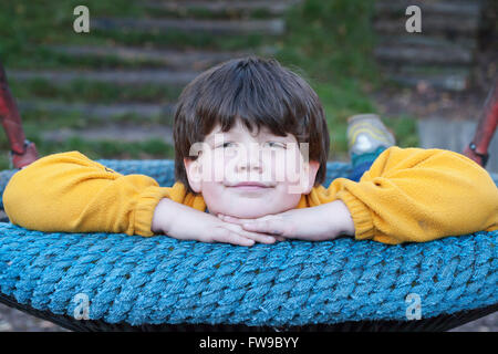 Junge im Nest Schaukel Stockfoto
