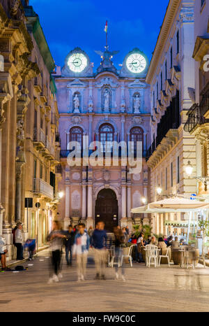 Abend Stimmung am Corso Vittorio Emanuele, Palazzo Cavarretta, Trapani, Provinz Trapani, Sizilien, Italien Stockfoto