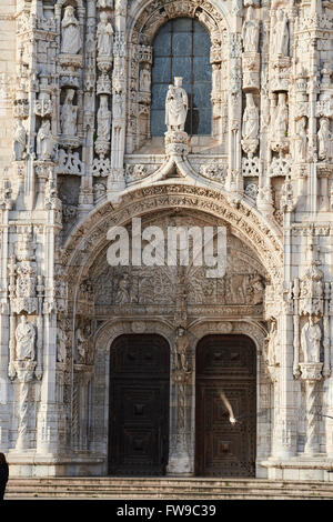 Das Hieronymus-Kloster - Mosteiro da Santa Maria de Belém - befindet sich im Stadtteil Belem von Lissabon. Südportal. Portugal Stockfoto