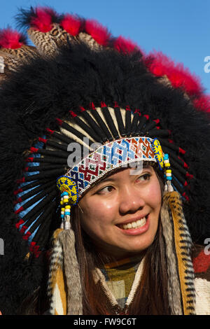 Junge Asiatin mit indischen Schmuck bei einem Festival mit Kopfschmuck, Chiang Rai Festival, Provinz Chiang Rai, Nordthailand Stockfoto