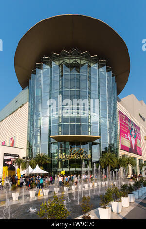 Siam Paragon Shopping Mall mit Brunnen vor der Glas-Fassade, Rama I Road, Bangkok, Thailand Stockfoto