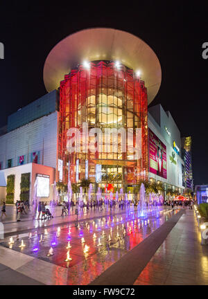 Siam Paragon Einkaufszentrum in der Nacht mit Brunnen vor der beleuchteten Glasfassade, Rama I Road, Bangkok, Thailand Stockfoto