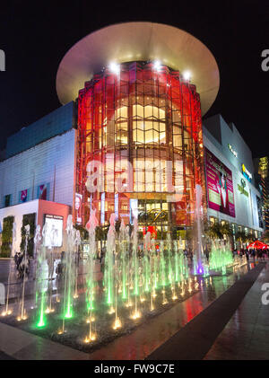 Siam Paragon Einkaufszentrum in der Nacht mit Brunnen vor der beleuchteten Glasfassade, Rama I Road, Bangkok, Thailand Stockfoto