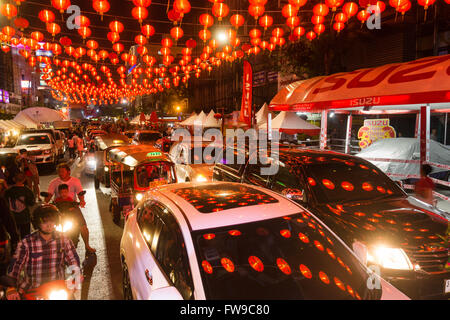 Rote Lampions Nachdenken über Autos, Chinese New Year, Verkehr bei Yaowarat Road, Frühlingsfest, Chinatown Stockfoto