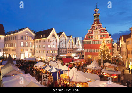 Beleuchteten Weihnachtsmarkt vor dem alten Rathaus, Esslingen am Neckar, Baden-Württemberg, Deutschland Stockfoto