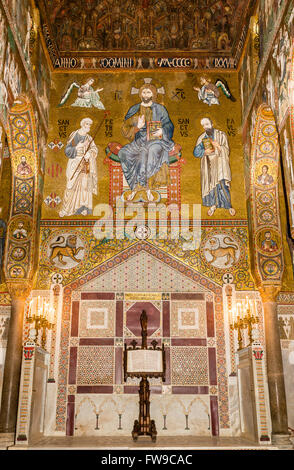 Byzantinische Mosaik, Christus Pantokrator thronend auf dem Thron von Roger II, die Cappella Palatina, die Palatinische Kapelle des Palastes der Stockfoto