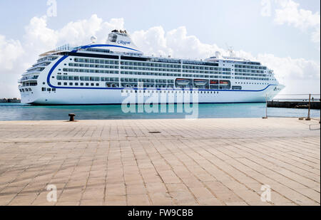 Kreuzfahrtschiff verlässt Regent der Reederei Seven Seas Mariner Port, Trapani, Provinz Trapani, Sizilien, Italien Stockfoto