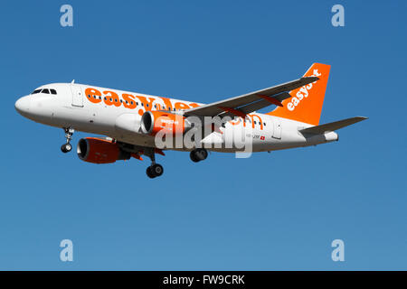 EasyJet Switzerland, Airbus A319, HB-JYF Flug U21465 von Genf im Endanflug nach Flughafen Kastrup, Kopenhagen, Kopenhagen. Stockfoto