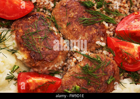 Fleisch Schnitzel, Buchweizen gekocht und Kartoffelpüree Stockfoto