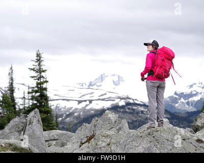 Junge Frau kaukasischen Wandern auf Whistler Blackcomb Trail stehen und blickte über Whistler Mountain Stockfoto