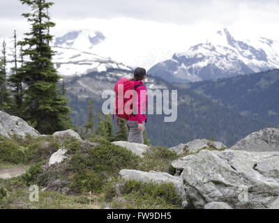 Junge Frau kaukasischen Wandern auf Whistler Blackcomb Trail stehen und blickte über Whistler Mountain Stockfoto