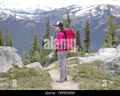 Junge Frau kaukasischen Wandern auf Whistler Blackcomb Trail stehen und blickte über Whistler Mountain Stockfoto