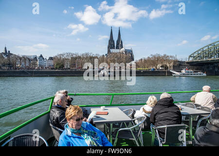 Köln, Ausflugsschiff auf dem Rhein mit der Kathedrale in der Ferne Stockfoto