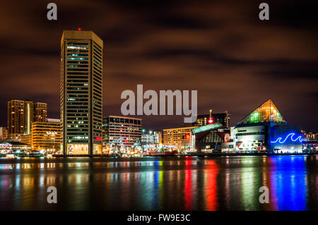 Langzeitbelichtung der bunten Baltimore-Skyline bei Nacht, Maryland Stockfoto