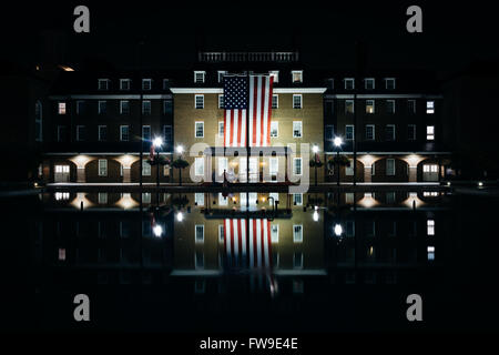 Amerikanische Flagge auf der Vorderseite des Rathauses in Alexandria, Virginia. Stockfoto