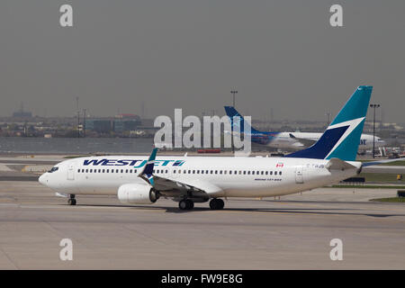 Ein Westjet Flugzeug wartet geladen werden vor der Abreise aus Pearson International Airport in Toronto, Ontario am 7. Mai 2015. Stockfoto