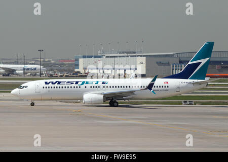 Ein Westjet Flugzeug wartet geladen werden vor der Abreise aus Pearson International Airport in Toronto, Ontario am 7. Mai 2015. Stockfoto