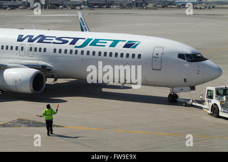 Ein Westjet Flugzeug wartet geladen werden vor der Abreise aus Pearson International Airport in Toronto, Ontario am 7. Mai 2015. Stockfoto