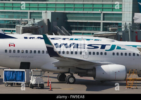 Ein Westjet Flugzeug wartet geladen werden vor der Abreise aus Pearson International Airport in Toronto, Ontario am 7. Mai 2015. Stockfoto