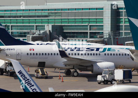 Ein Westjet Flugzeug wartet geladen werden vor der Abreise aus Pearson International Airport in Toronto, Ontario am 7. Mai 2015. Stockfoto