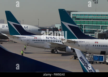 Ein Westjet Flugzeug wartet geladen werden vor der Abreise aus Pearson International Airport in Toronto, Ontario am 7. Mai 2015. Stockfoto