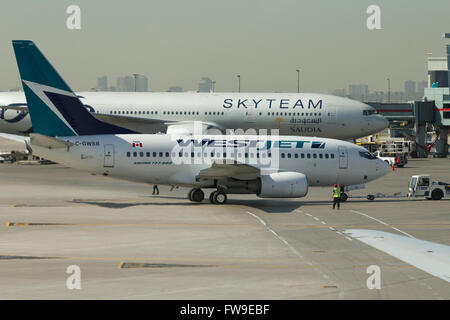 Ein Westjet Flugzeug wartet geladen werden vor der Abreise aus Pearson International Airport in Toronto, Ontario am 7. Mai 2015. Stockfoto