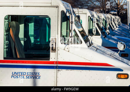 Reihe von geparkten Transporter der United States Postservice Stockfoto