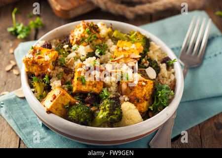 Hausgemachte Quinoa Tofu Schüssel mit gebratenem Gemüse und Kräutern Stockfoto