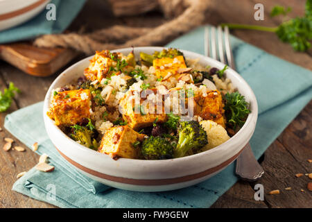 Hausgemachte Quinoa Tofu Schüssel mit gebratenem Gemüse und Kräutern Stockfoto